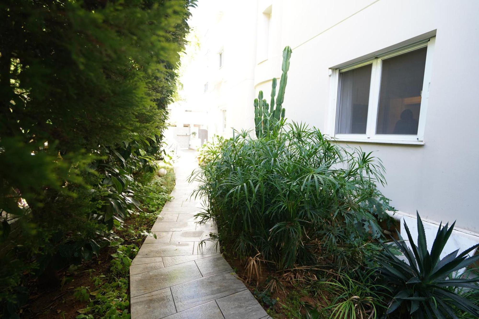 Garden Apartment Next To The Mall -Private Parking Афины Экстерьер фото