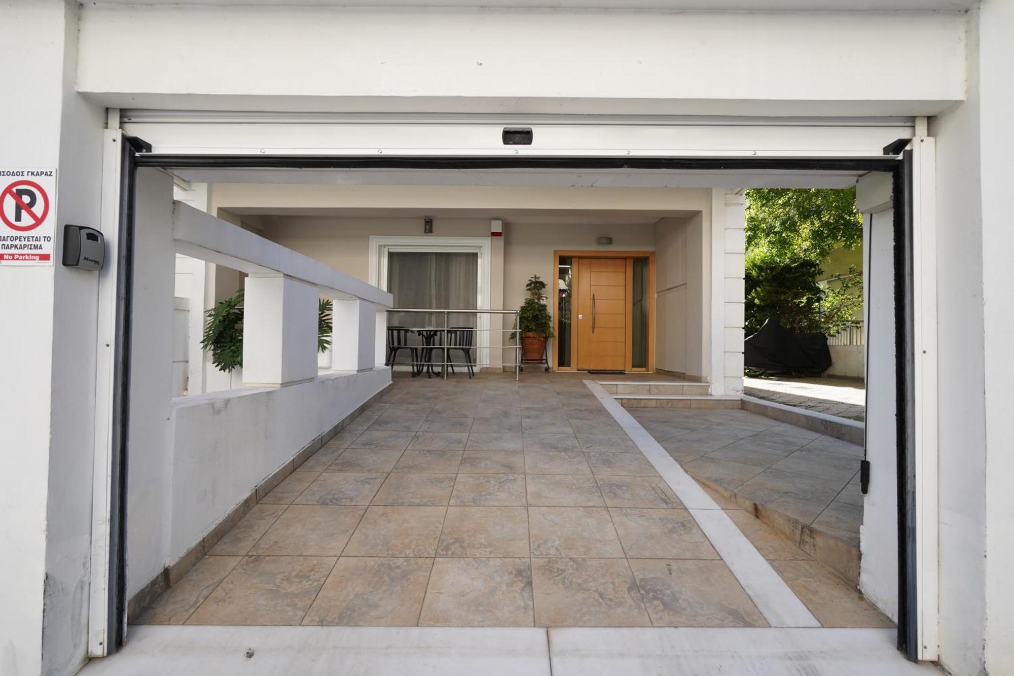 Garden Apartment Next To The Mall -Private Parking Афины Экстерьер фото