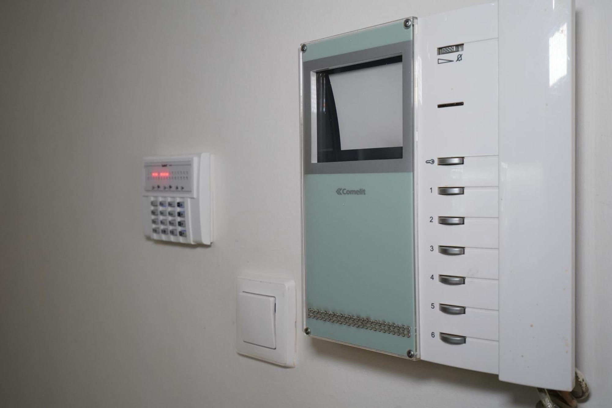 Garden Apartment Next To The Mall -Private Parking Афины Экстерьер фото